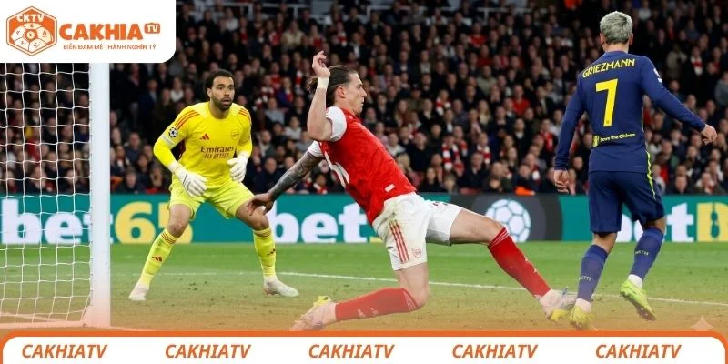 Pha va chạm thứ 2 trận Arsenal và Atlético làm bùng nổ dư luận & người hâm mộ